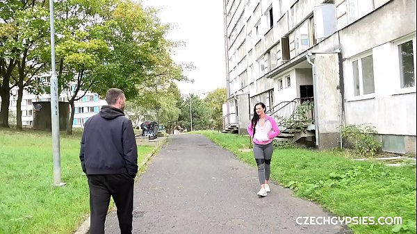 Pozve ho nahoru do paneláku v chánově a užije s ní šukání, protože má rád cikánky