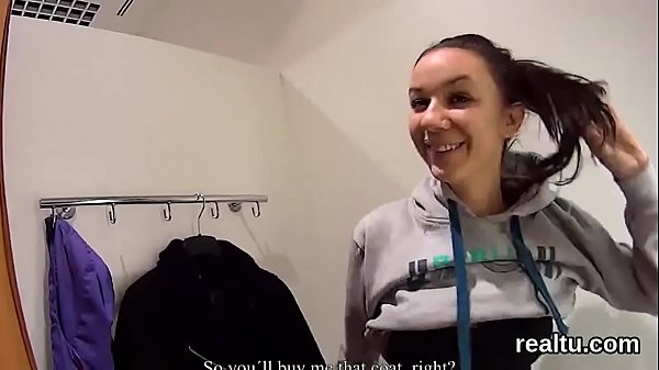 Roztomilá sexy slečna z Česka dovádí na veřejnosti