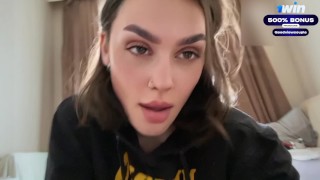 Sexy studentka předvádí, že umí být zatraceně šikovná