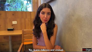 Hubená kočička výměnou za smoothie dostala od agenta tvrdý nářez na kapotě