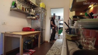 Instalatér přijede opravit problém, ale skončí úplně jinde, než čekal