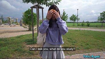 Jak italská kráska v bílých tangách neodolala agentovu obřímu péru