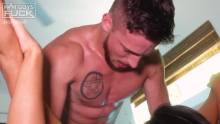 Nenápadná Asiatka z koleje se nechá strhnout momentem a skončí v nečekaně divokém hook upu