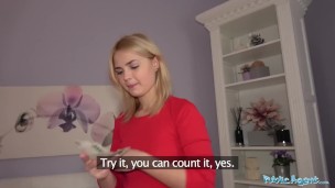 Neodolatelná blondýnka a rychlý přivýdělek na zadním sedadle