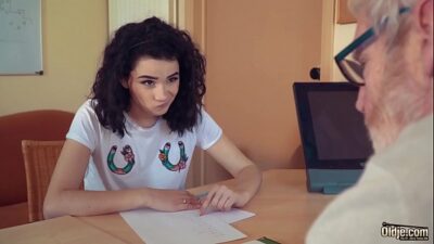 Mladá dračice se zakousla do staršího chlapa a nenechala ho vydechnout
