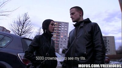 Zvrhlí čeští milenci berou prachy za divokou trojku na veřejnosti