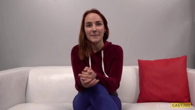 Zrzavá amatérka před kamerou a poctivé narážení na zádech