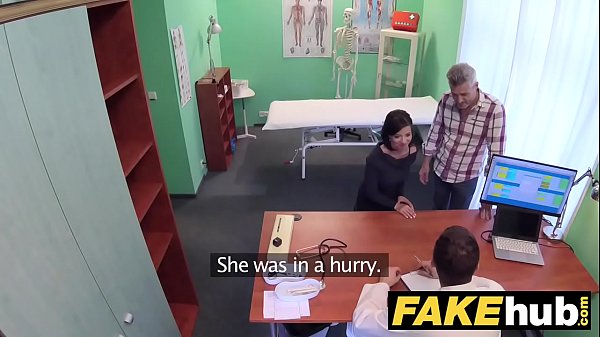 Pacientka v černých punčochách se svlékla a doktor neodolal
